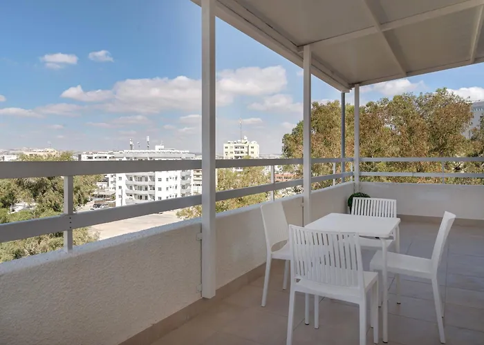 דירה Phaedrus Living Harbour Heights לרנקה