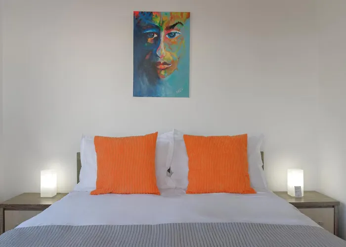 Phaedrus Living Harbour Heights לרנקה